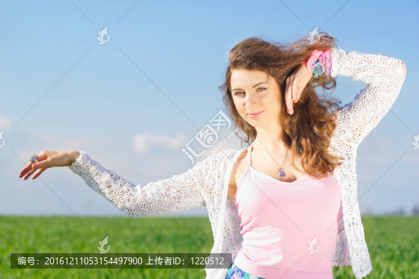 微笑可愛的年輕女人肖像