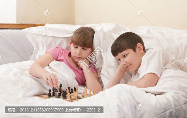 孩子在床上下棋