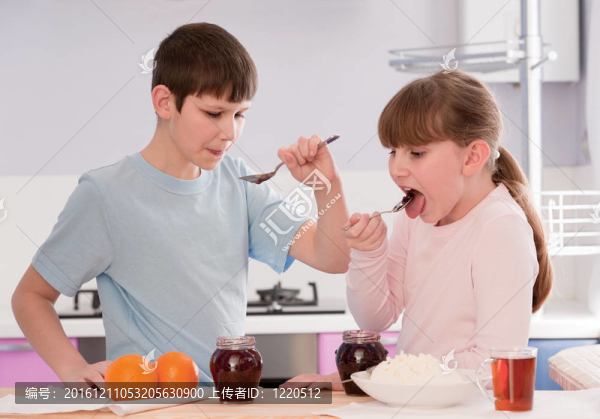 男孩和女孩在家吃早餐麥片