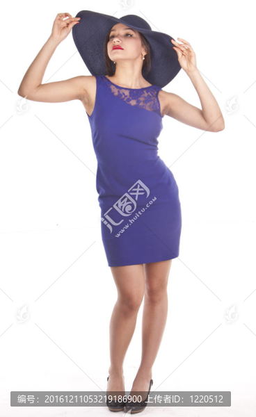 在一個藍(lán)色的衣服漂亮的拉丁模型