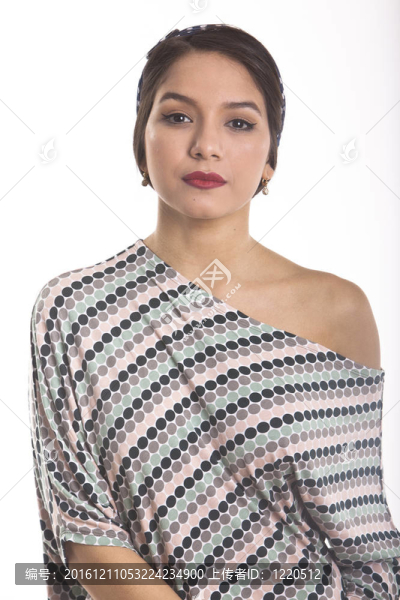 美麗的年輕女人穿著拉丁痣和王冠