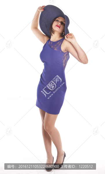 在一個(gè)藍(lán)色的衣服漂亮的拉丁模型