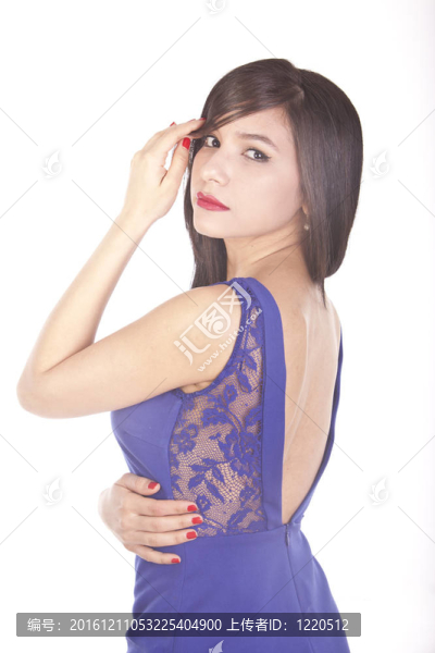 在一個(gè)藍(lán)色的衣服漂亮的拉丁模型