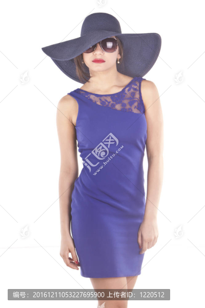 在一個(gè)藍(lán)色的衣服漂亮的拉丁模型