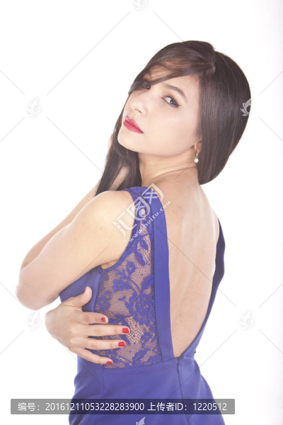 在一個(gè)藍(lán)色的衣服漂亮的拉丁模型