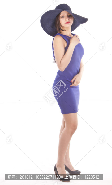 在一個藍(lán)色的衣服漂亮的拉丁模型