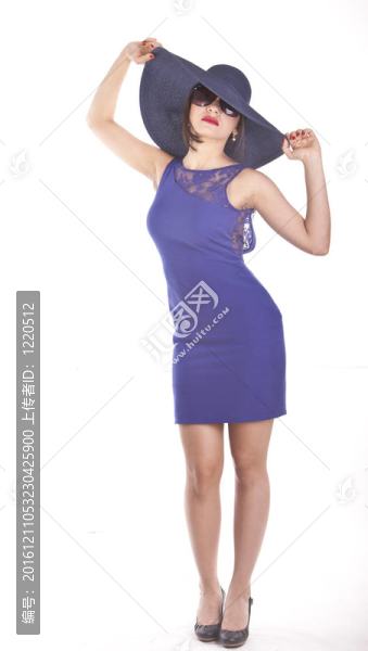 在一個(gè)藍(lán)色的衣服漂亮的拉丁模型