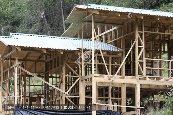 斜坡上的木屋建筑