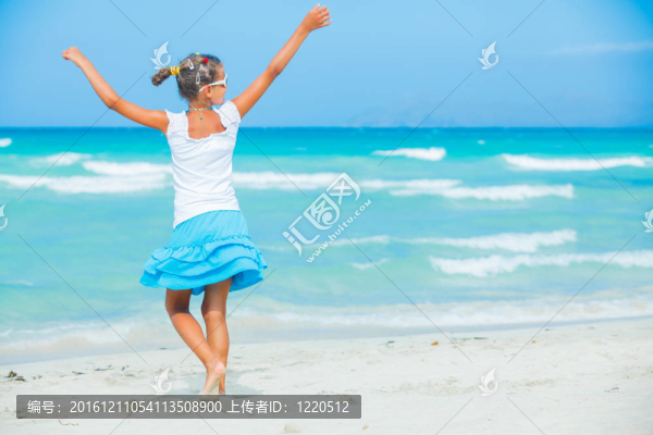 墨鏡女孩放松海洋背景