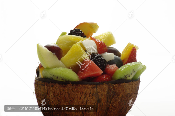 一杯椰子的水果沙拉