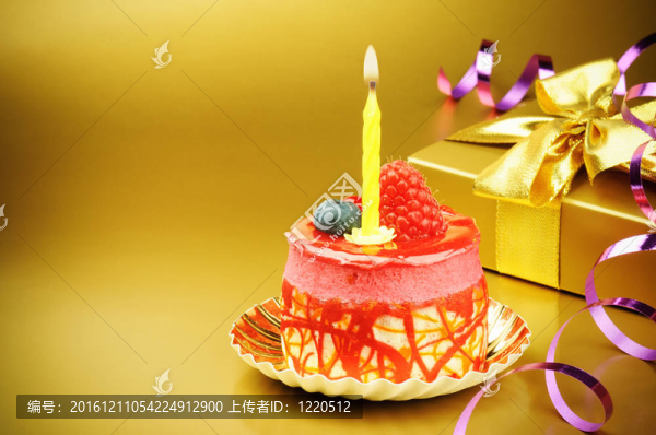 彩色蠟燭生日蛋糕