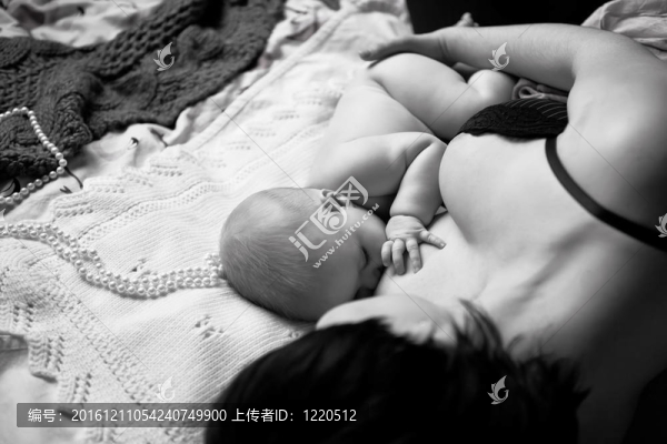 嬰兒從母親的乳房吃