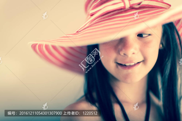 戴帽子的漂亮女孩