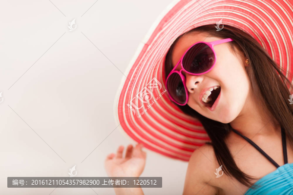 快樂的女孩去度假