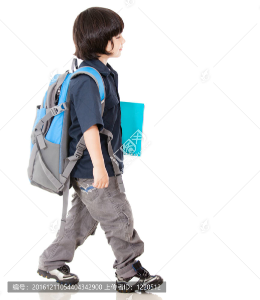 步行上學(xué)的男孩