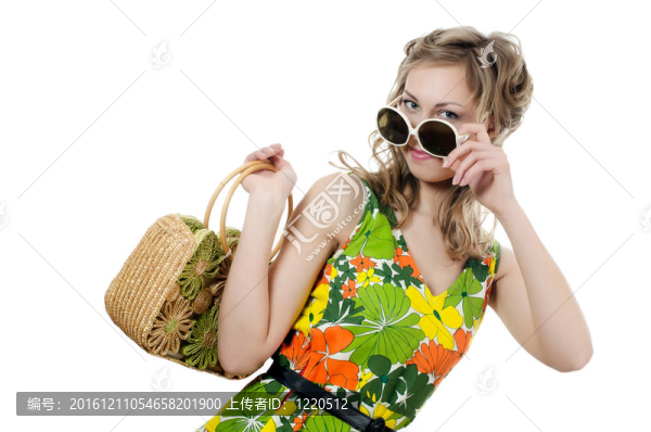美麗的女孩在一個(gè)夏天的衣服孤立