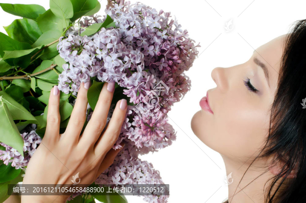 美麗的女人與丁香花的春天。護(hù)膚品