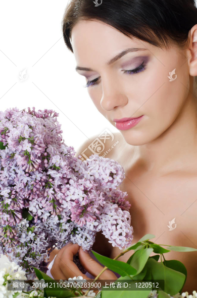 美麗的女人與丁香花的春天。護膚品