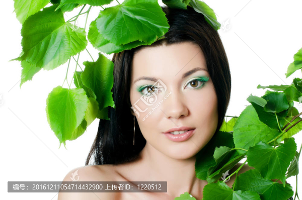 美麗的女人與春天綠葉