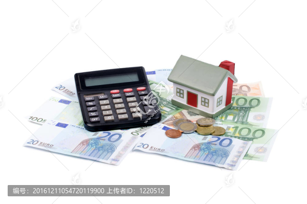 以歐元紙幣為背景的玩具屋