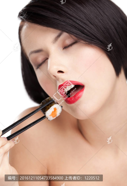 抱壽司的年輕女子；閉上眼睛