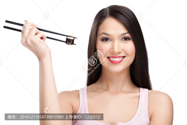 微笑的女人拿著壽司卷著筷子