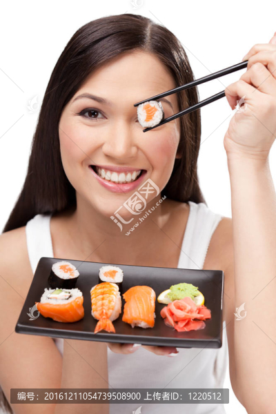 微笑的女人拿著壽司卷著筷子