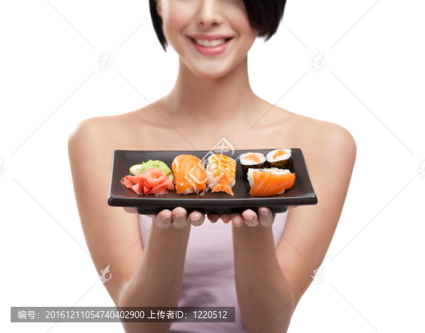 少女抱著壽司和微笑的盤子