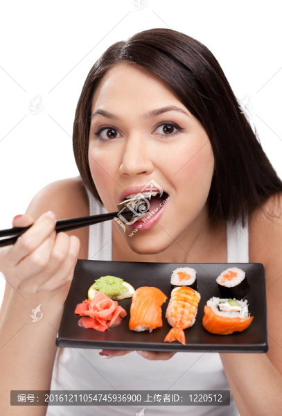 年輕女人吃壽司