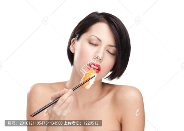 年輕漂亮女子抱壽司；閉眼