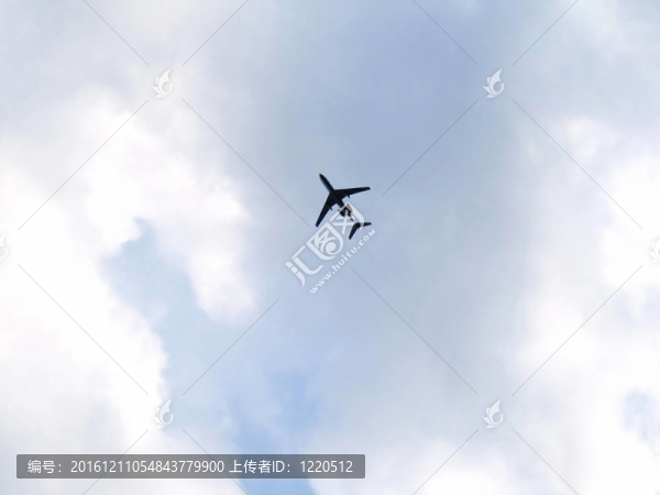 空中飛行的飛機(jī)