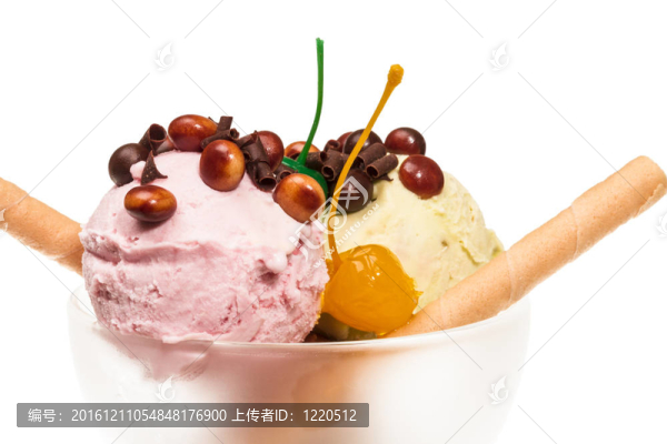 酸奶和巧克力冰淇淋在碗里