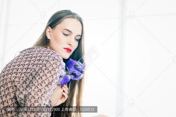 櫥窗里有花的女孩