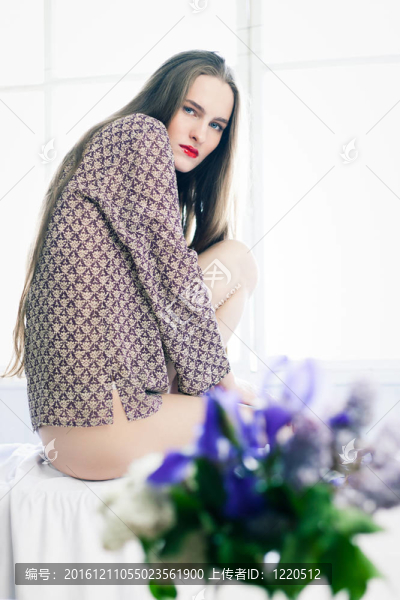 櫥窗里有花的女孩