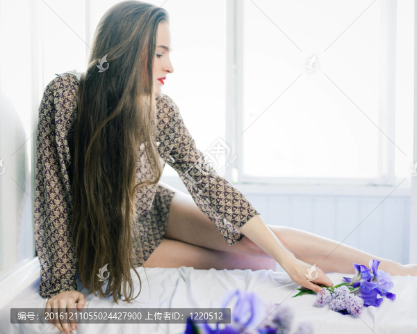 櫥窗里有花的女孩