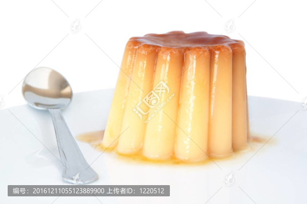白色背景上的焦糖布丁。