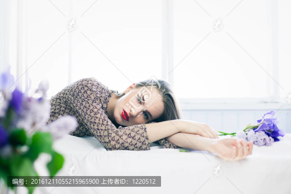 櫥窗里有花的女孩
