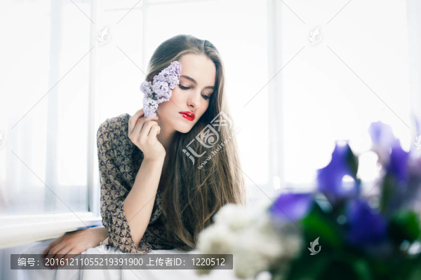 櫥窗里有花的女孩