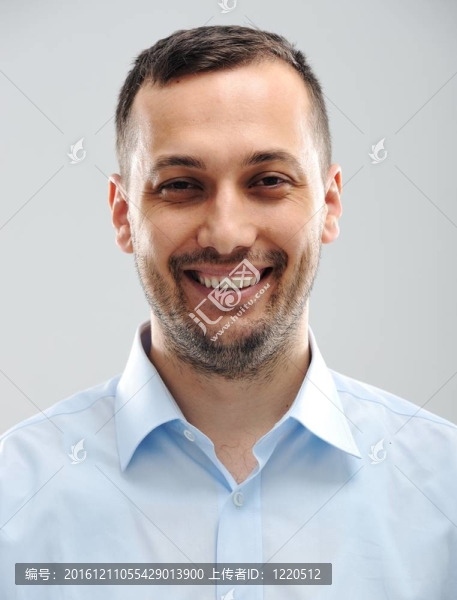 年輕人微笑