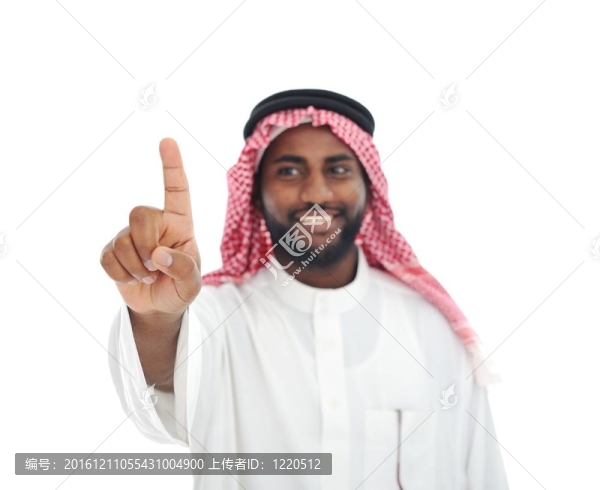 阿拉伯非洲男人用手指在屏幕上準(zhǔn)備好你的信息
