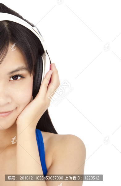 微笑的年輕女性帶耳機(jī)