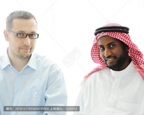 阿拉伯語黑人和白人男子工作