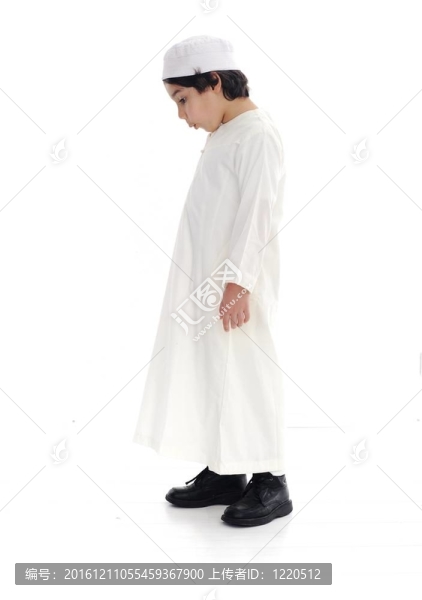小阿拉伯男孩孤立；上下看
