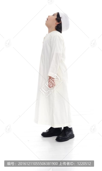 小阿拉伯男孩孤立；上下看