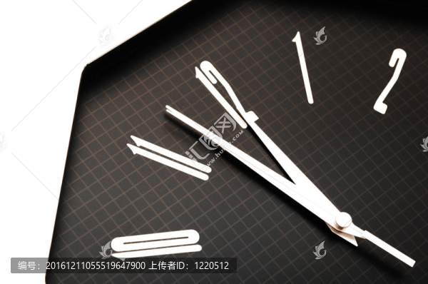 黑色掛鐘；兩分鐘到十二分鐘