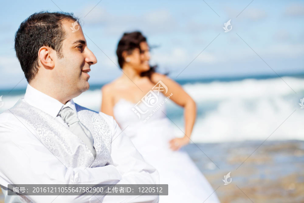海灘上的新郎和新娘