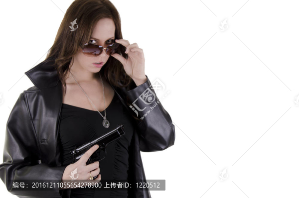 帶槍的年輕女子。（2）
