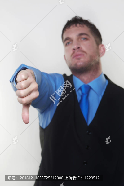 商人穿著襯衫和領(lǐng)帶在腰間外套