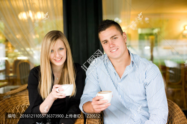 可愛(ài)的年輕夫婦喝咖啡。