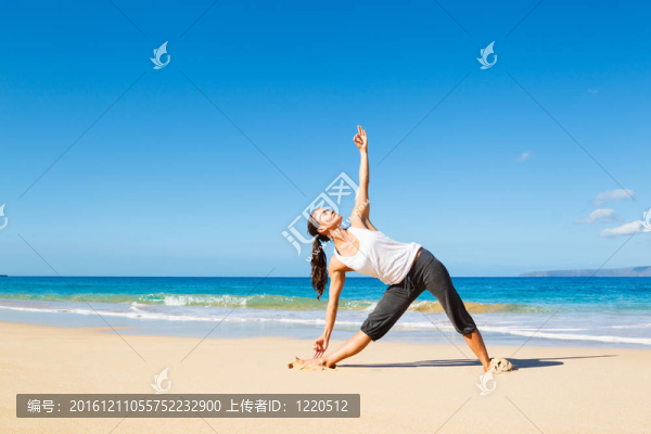 女人練瑜伽
